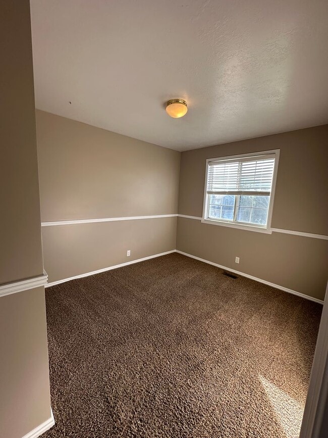Building Photo - Must See!! 4 bedrooms 2 baths house in Lay...
