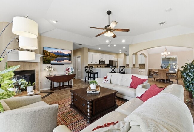 Building Photo - 102 Golfview Ct