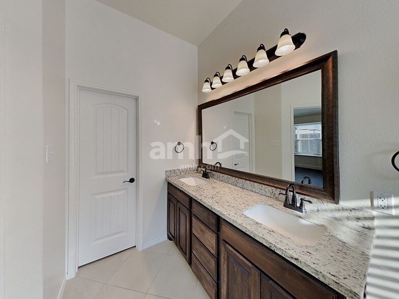 Building Photo - 215 Buckskin Dr