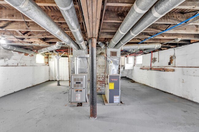 Building Photo - Reyburn