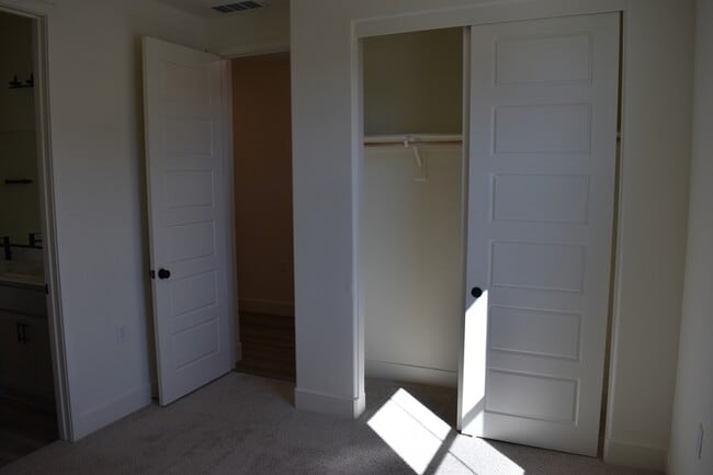 Building Photo - 744 Stephanie Dr