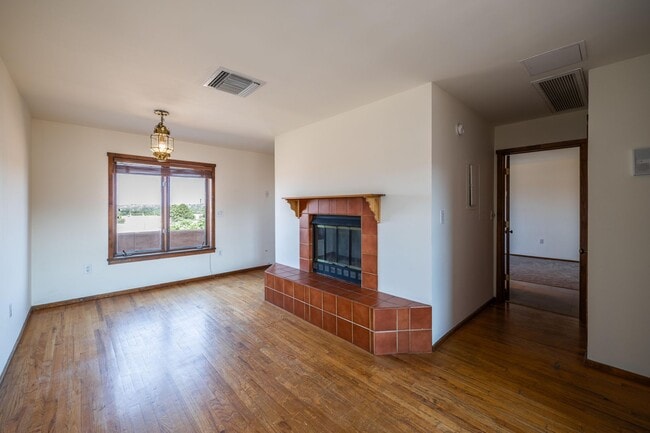 Building Photo - Classic Charm in the Heart of Downtown San...