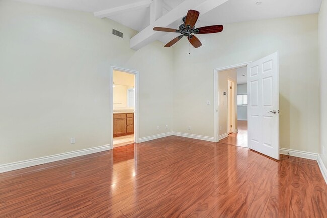 Building Photo - Spacious 3 Bedroom 2.5 Bath Available Now!