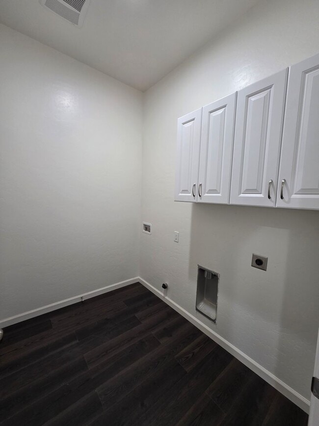 Building Photo - 2018 E Seeger Ave