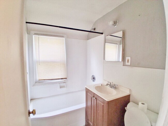 Building Photo - 2 BED 1 BATH BEAUTIFUL SINGLE FAMILY HOME