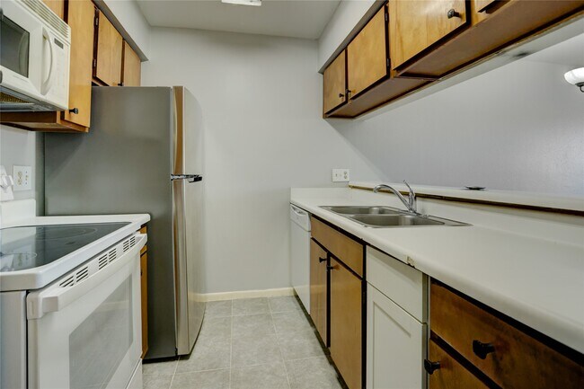 Building Photo - 3015 Walnut Bend Ln