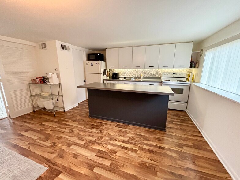 Building Photo - 434 Park Ln