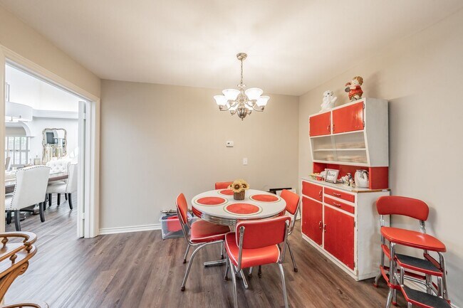 Building Photo - Spacious 3 Bed, 2 Bath Duplex in the Heart...