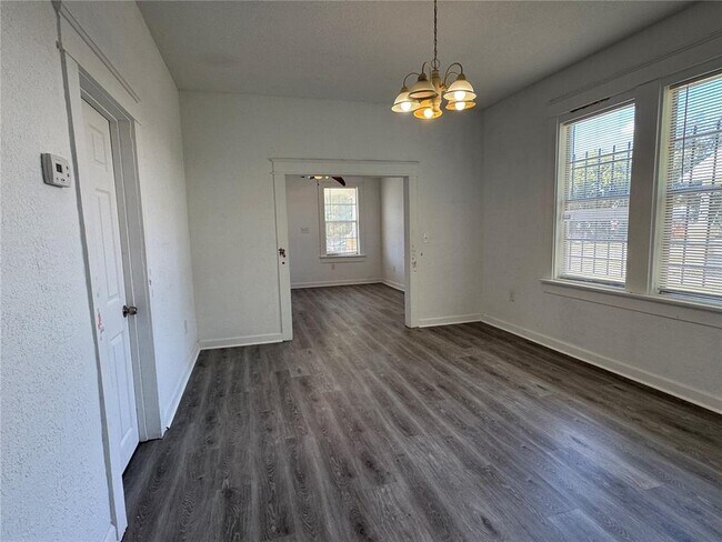 Building Photo - 1022 E 14th Ave