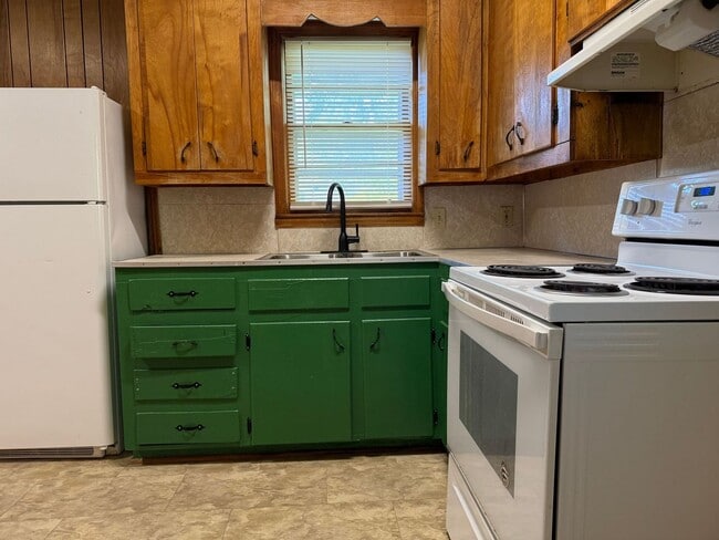 Building Photo - 3 Bedroom 1 Bath Home With Large Front Porch