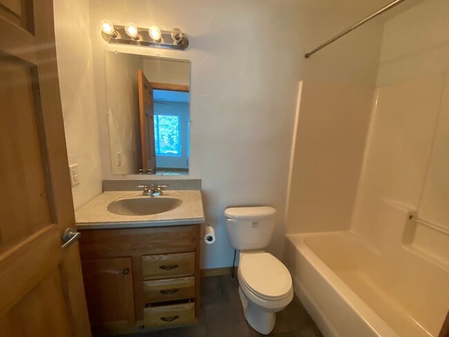 Building Photo - 1118 Lafayette - 4 Bed/4.5 Bath Unit Near ...