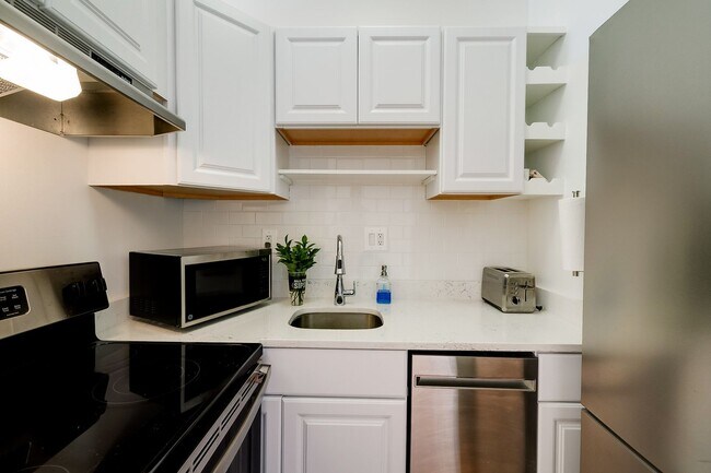 Building Photo - Heart of Dupont Move-in Ready Studio at the Historic Cairo Condominium! Utilities Included!