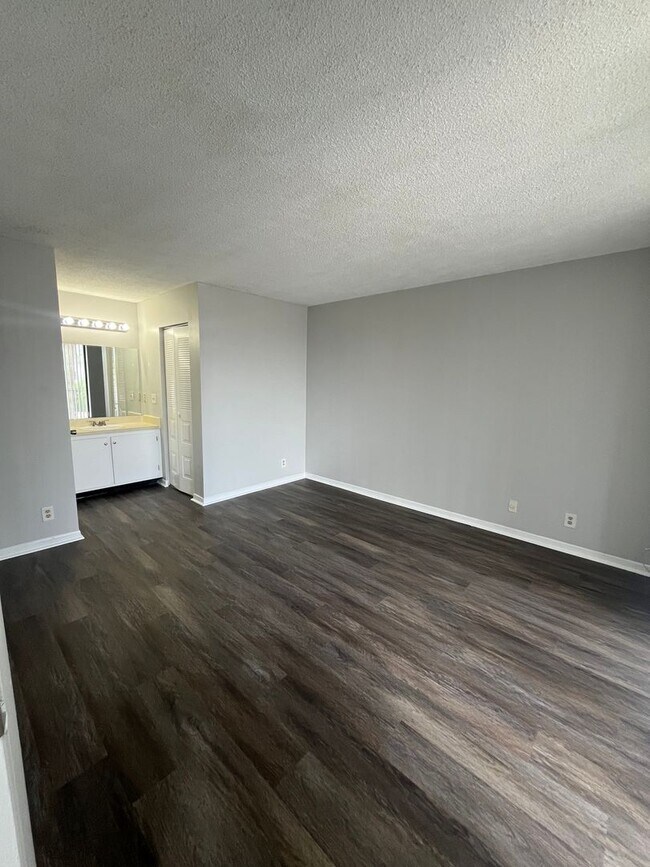 Building Photo - One Bedroom One Bathroom! WATERFRONT COMMUNITY!