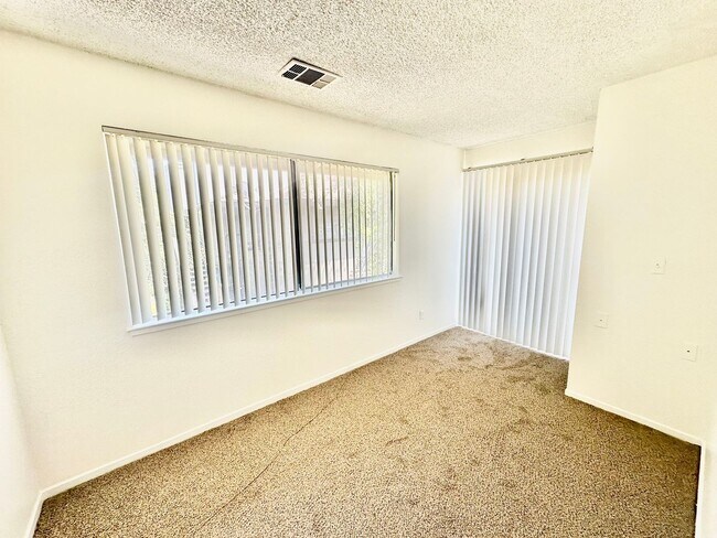 Building Photo - 1190 S Winery Ave
