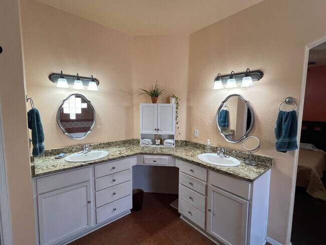 Building Photo - Exceptional Rental in Great Locale