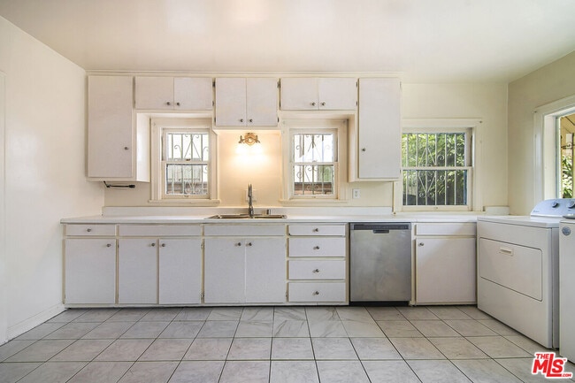 Building Photo - 832 S Citrus Ave