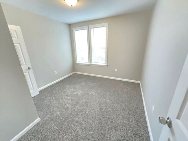 Building Photo - 4 Bedroom Home