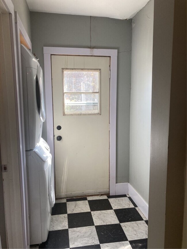 Building Photo - AVAILABLE JUNE - 4 Bed 1.5 Bath Spacious Home