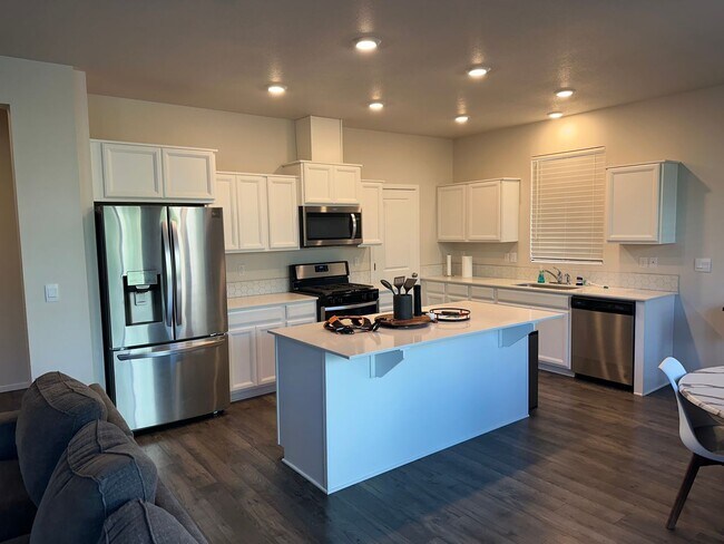 Building Photo - Pet friendly 4 bedroom 2.5 bath house!
