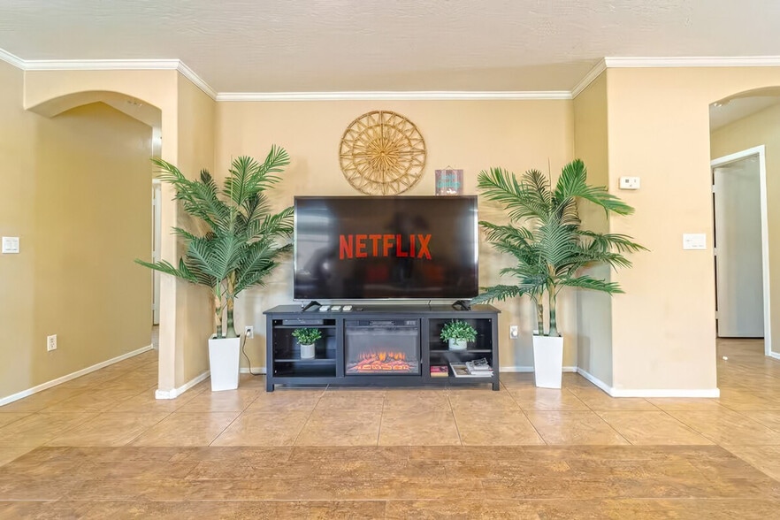 Building Photo - 1546 N Desert Willow St