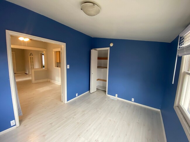 Building Photo - Bright & Spacious 2 bedroom Home