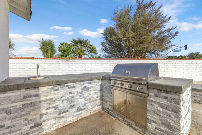 Building Photo - 83950 Avenida Serena