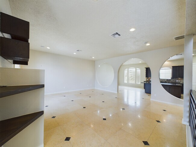 Building Photo - 2611 Lawrence St