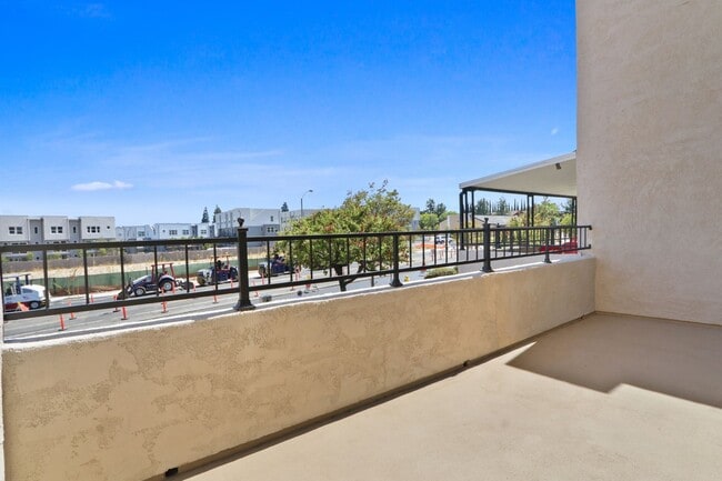Building Photo - Recently Renovated Multi-Level Condo