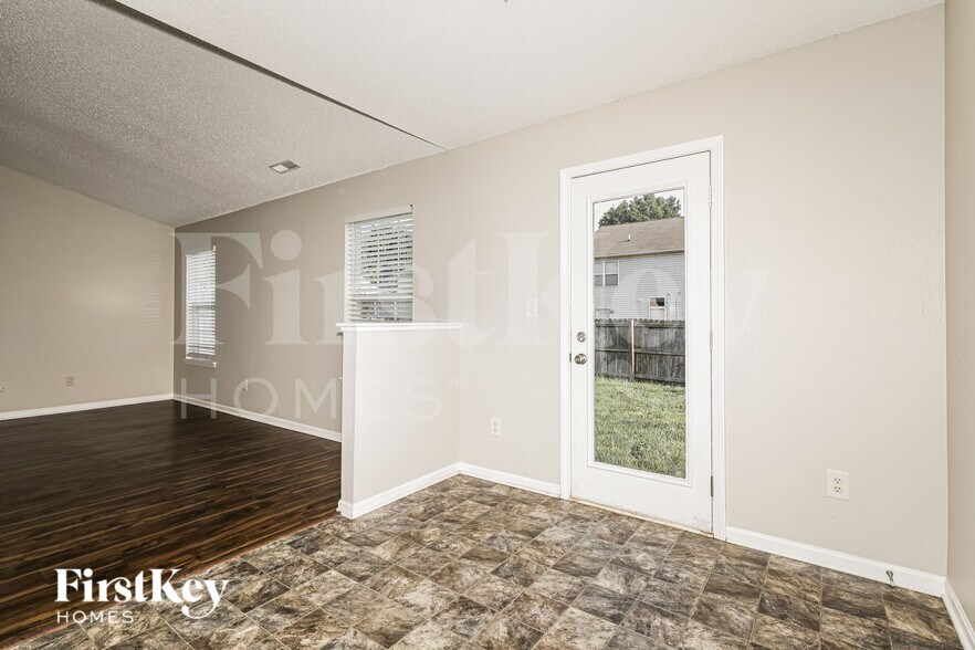 Building Photo - 9762 Trail Dr
