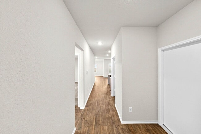 Building Photo - 1 MONTH FREE RENT WITH 18 - 24 MONTH LEASE!!! AVAILABLE THROUGH MARCH ONLY!