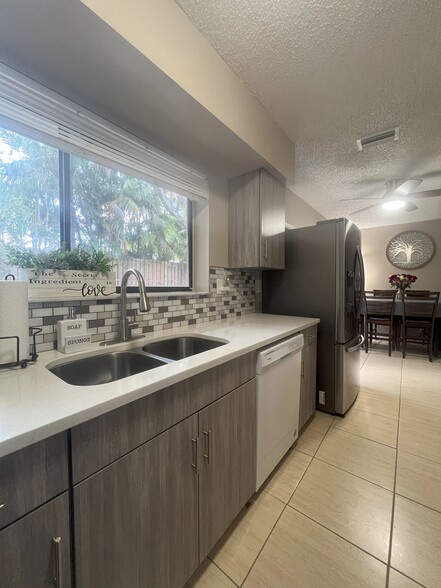 Building Photo - 2524 Coral Springs Dr