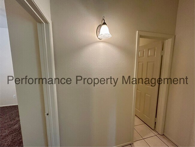 Building Photo - Stunning 4 Bed/3 Bath Condo in Silver Cree...