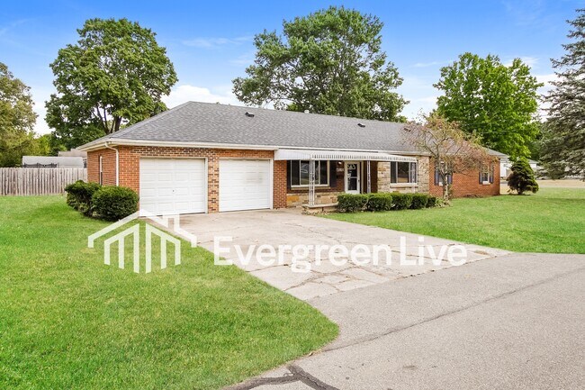 Building Photo - 4616 Redwood Dr