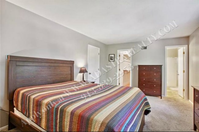 Building Photo - Updated 3Bed/2.5 Bath Duplex in Gladstone-...