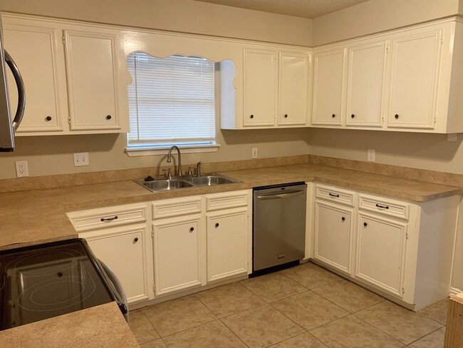 Building Photo - 1006 Poppets Way