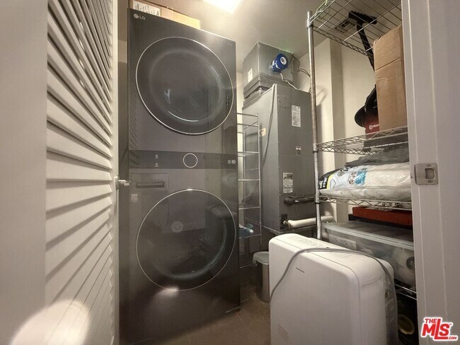 Building Photo - 901 Flower St