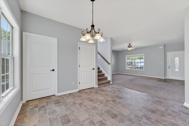 Building Photo - Pet Friendly Three Bedroom!