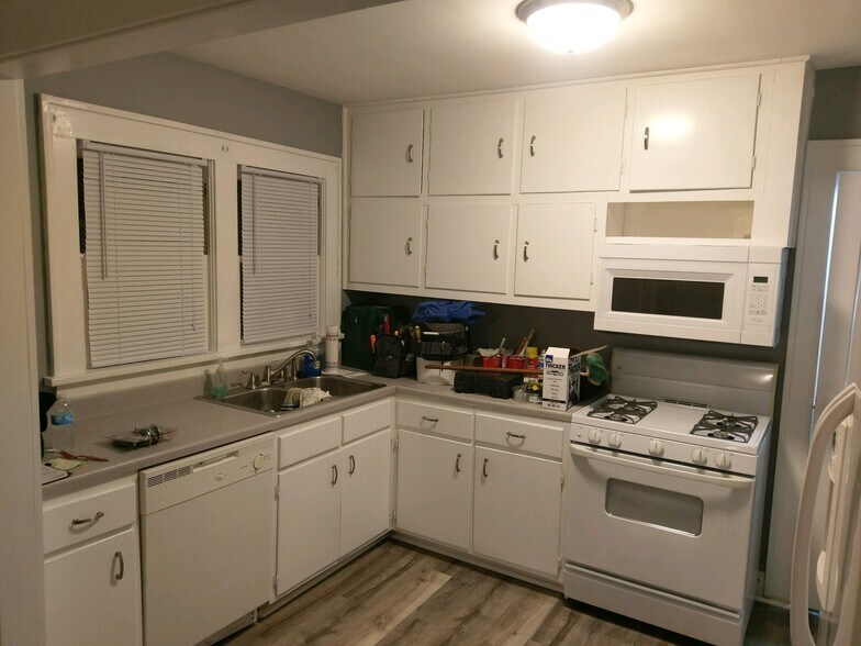 Kitchen - 107 N Oak St