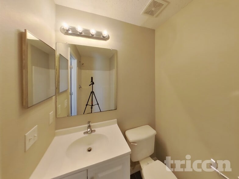 Building Photo - 5148 Jenson Ave