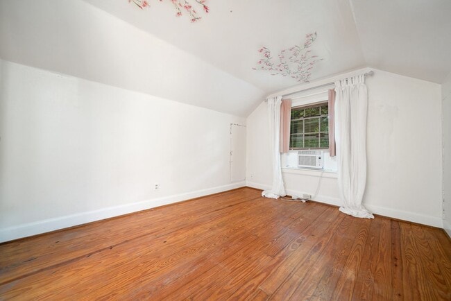 Building Photo - Charming 4BE/2BA home in the fantastic est...