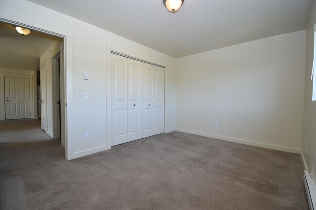 Building Photo - Beautiful 2BR/1Bath Unit.  Centrally Located.  Washer/Dryer in unit!