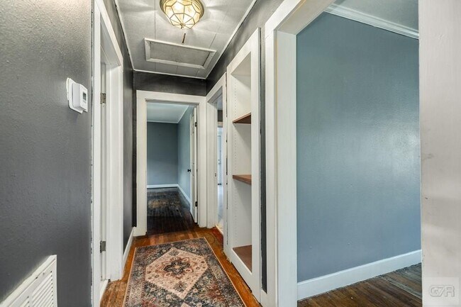 Building Photo - 405 13th Ave N