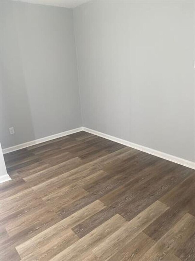 Building Photo - Newly Renovated 3-Bedroom Home - Modern Up...