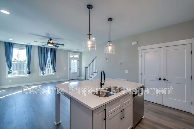 Building Photo - 2061 Oakwood Avenue