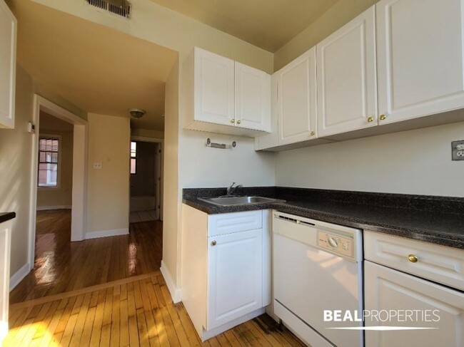 Building Photo - 2 bedroom in CHICAGO IL 60657