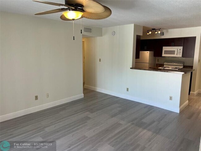 Building Photo - 875 Riverside Dr