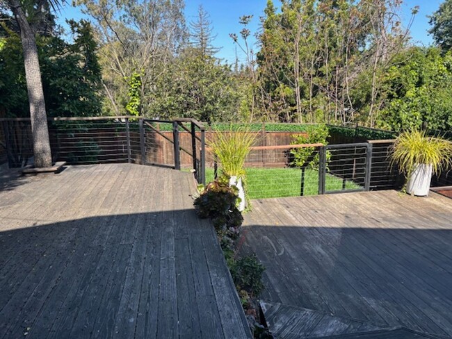 Building Photo - Fabulous Private Home Near Mills!