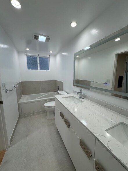 Building Photo - 8550 Holloway Dr