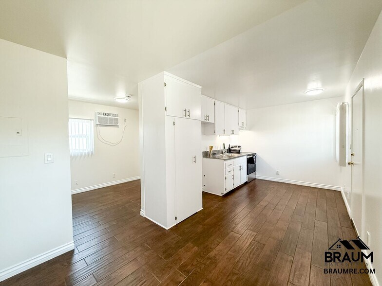 Building Photo - 15634 Leadwell St