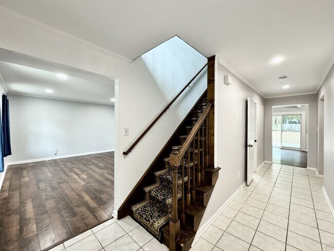 Building Photo - Ready NOW! A 4/2.5 in Glenwood! A Pet Frie...